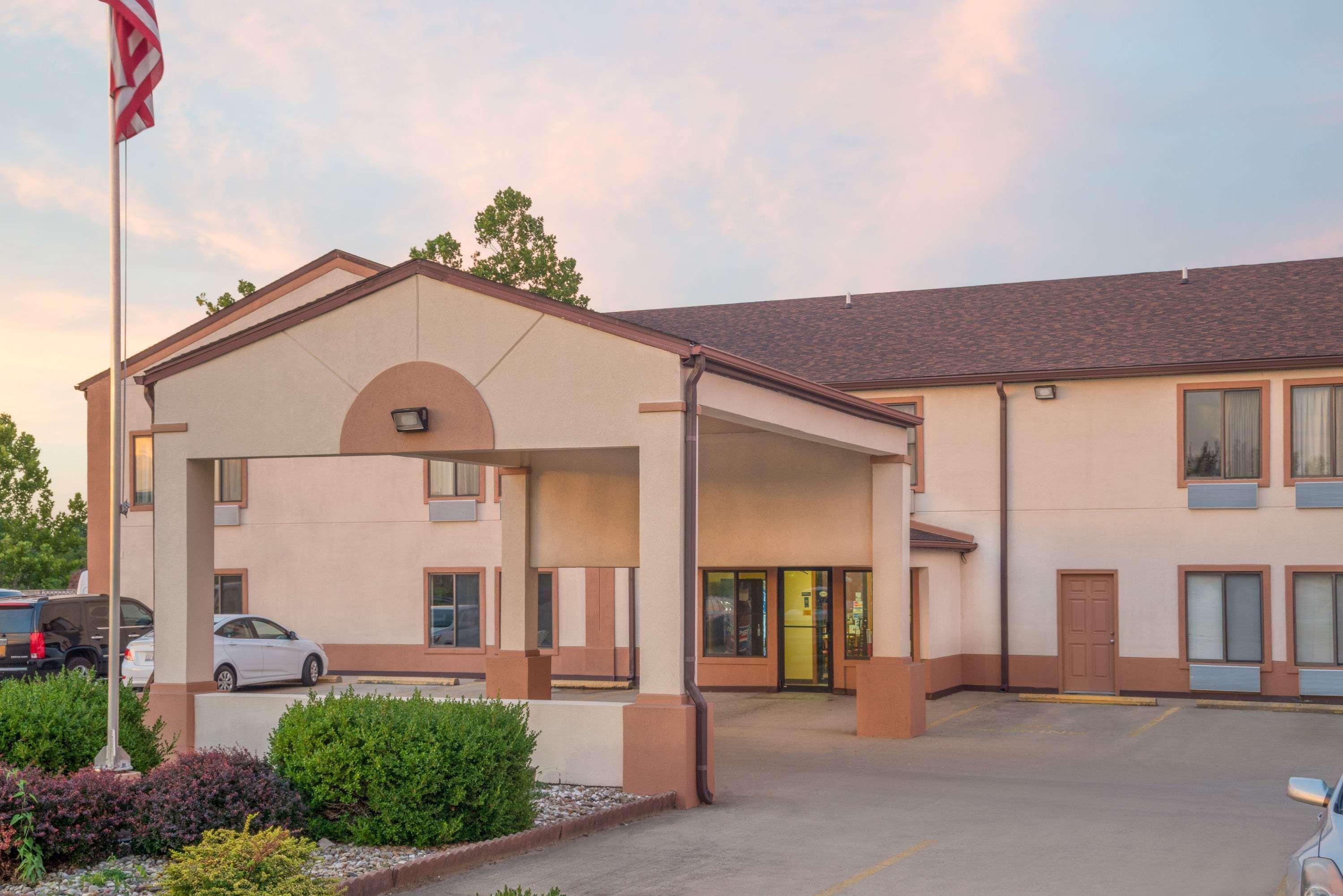 Super 8 By Wyndham Vincennes Motel Exterior photo